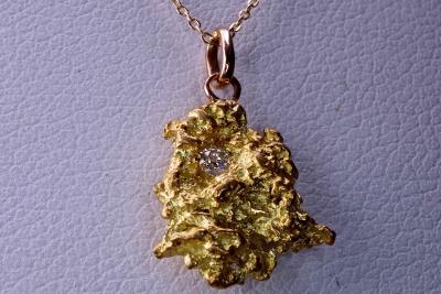 Collier d’une exceptionnelle pépite naturelle d’or pur 24 carats natif d’Australie  de 1,57 gramme et d’un diamant naturel de 0,03 carat 2