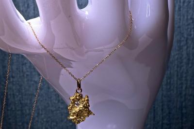 Collier d’une exceptionnelle pépite naturelle d’or pur 24 carats natif d’Australie  de 1,57 gramme et d’un diamant naturel de 0,03 carat 2