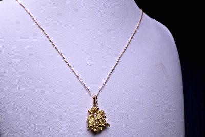 Collier d’une exceptionnelle pépite naturelle d’or pur 24 carats natif d’Australie  de 1,57 gramme et d’un diamant naturel de 0,03 carat 2