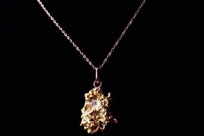 Collier d’une exceptionnelle pépite naturelle d’or pur 24 carats natif d’Australie  de 1,57 gramme et d’un diamant naturel de 0,03 carat 2