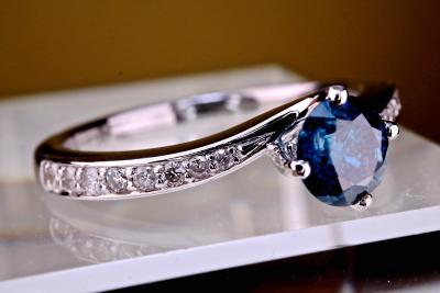 Diamant central naturel bleu fancy deep blue de 0,27 Bague alliance moderne en or blanc 18 kt avec 16 diamants  0,14 carat.