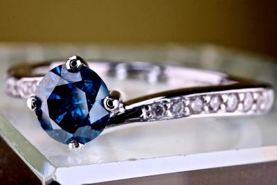 Diamant central naturel bleu fancy deep blue de 0,27 Bague alliance moderne en or blanc 18 kt avec 16 diamants  0,14 carat. 2