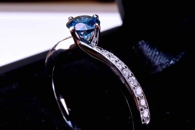 Diamant central naturel bleu fancy deep blue de 0,27 Bague alliance moderne en or blanc 18 kt avec 16 diamants  0,14 carat. 2