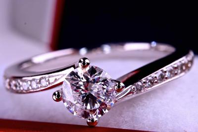 Bague Alliance moderne de designer en or blanc 18 kt avec diamant central  de 0,33 carat et 16 diamants 0,16 carat 2