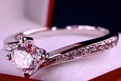 Bague Alliance moderne de designer en or blanc 18 kt avec diamant central  de 0,33 carat et 16 diamants 0,16 carat 2
