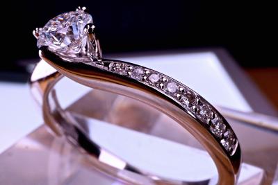 Bague Alliance moderne de designer en or blanc 18 kt avec diamant central  de 0,33 carat et 16 diamants 0,16 carat 2