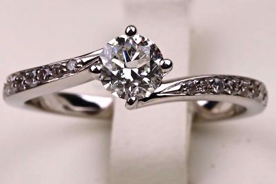 Bague Alliance moderne de designer en or blanc 18 kt avec diamant central  de 0,33 carat et 16 diamants 0,16 carat 2