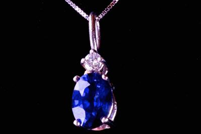 Saphir Kanchanaburi naturel de 0,61 carat et diamant , collier en or blanc 2