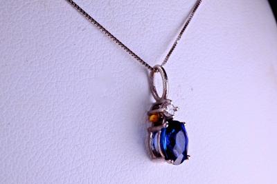 Saphir Kanchanaburi naturel de 0,61 carat et diamant , collier en or blanc 2