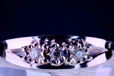 Bague/Alliance en or blanc 18 kt avec 3 diamants naturels de 0,30 carat. 2