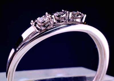 Bague/Alliance en or blanc 18 kt avec 3 diamants naturels de 0,30 carat. 2