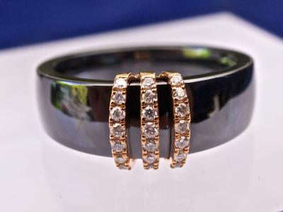 Bague contemporaine  en céramique noire, habillage de 3 lignes en or rose 18Kt et serties de diamants naturels pour 0,15ct 2