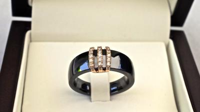 Bague contemporaine  en céramique noire, habillage de 3 lignes en or rose 18Kt et serties de diamants naturels pour 0,15ct 2