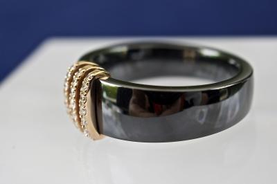 Bague contemporaine  en céramique noire, habillage de 3 lignes en or rose 18Kt et serties de diamants naturels pour 0,15ct 2
