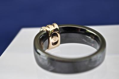 Bague contemporaine  en céramique noire, habillage de 3 lignes en or rose 18Kt et serties de diamants naturels pour 0,15ct 2