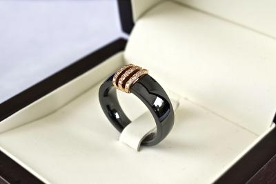 Bague contemporaine  en céramique noire, habillage de 3 lignes en or rose 18Kt et serties de diamants naturels pour 0,15ct 2