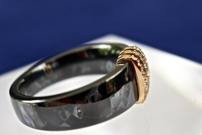 Bague contemporaine  en céramique noire, habillage de 3 lignes en or rose 18Kt et serties de diamants naturels pour 0,15ct 2