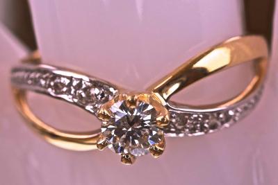 Bague en or jaune 18 kt ornée d’un diamant naturel de 0.25 ct et d’une ligne de diamants pour 0,08 ct 2