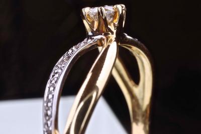 Bague en or jaune 18 kt ornée d’un diamant naturel de 0.25 ct et d’une ligne de diamants pour 0,08 ct 2