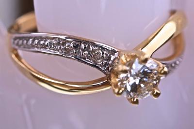 Bague en or jaune 18 kt ornée d’un diamant naturel de 0.25 ct et d’une ligne de diamants pour 0,08 ct 2