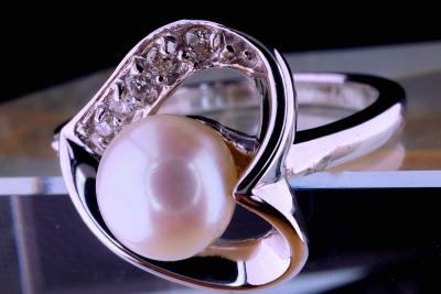 Bague en or blanc 18 kt ornée d’une perle japonaise d’AKOYA  de 6,4 mm entourée de 8 diamants naturels  0.20 ct. 2