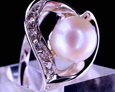 Bague en or blanc 18 kt ornée d’une perle japonaise d’AKOYA  de 6,4 mm entourée de 8 diamants naturels  0.20 ct. 2