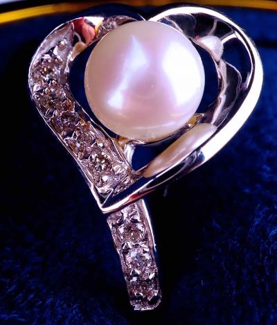 Bague en or blanc 18 kt ornée d’une perle japonaise d’AKOYA  de 6,4 mm entourée de 8 diamants naturels  0.20 ct. 2