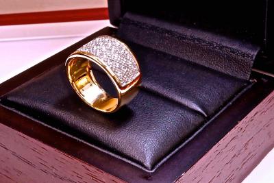 Large bague jonc en or jaune 18 kt et pavage de  diamants pour 0,50 ct. 2