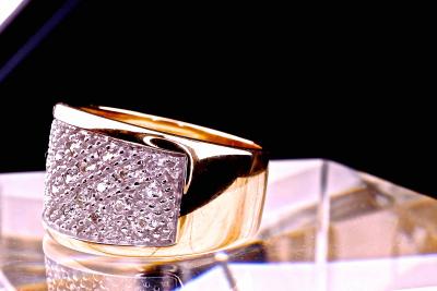Large bague jonc en or jaune 18 kt et pavage de  diamants pour 0,50 ct. 2