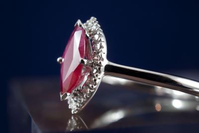 Rubis de taille  marquise de 0,80 carat et entourage de 18 diamants naturels de 0,15 carat sur bague en or blanc 18 kt