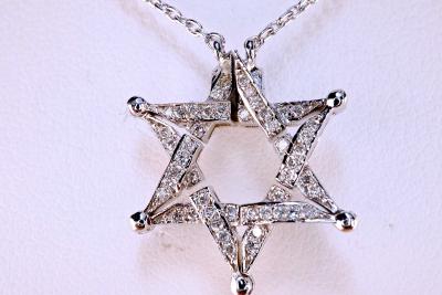 Ostentatoire et non ostentatoire?. Collier avec une Etoile de David en or blanc 18 carats sertie de 45 diamants naturels pour 0.12 carat, 2