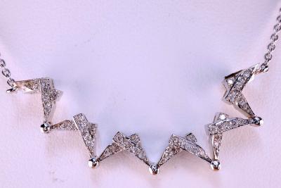 Ostentatoire et non ostentatoire?. Collier avec une Etoile de David en or blanc 18 carats sertie de 45 diamants naturels pour 0.12 carat, 2