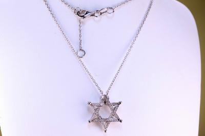 Ostentatoire et non ostentatoire?. Collier avec une Etoile de David en or blanc 18 carats sertie de 45 diamants naturels pour 0.12 carat, 2