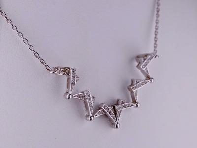 Ostentatoire et non ostentatoire?. Collier avec une Etoile de David en or blanc 18 carats sertie de 45 diamants naturels pour 0.12 carat, 2