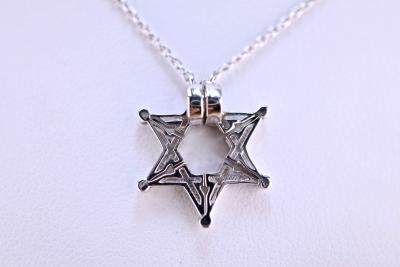 Ostentatoire et non ostentatoire?. Collier avec une Etoile de David en or blanc 18 carats sertie de 45 diamants naturels pour 0.12 carat, 2