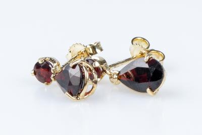 Boucles d'oreilles grenat en or jaune 18 carats 2