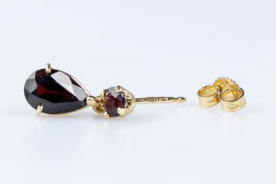 Boucles d'oreilles grenat en or jaune 18 carats 2