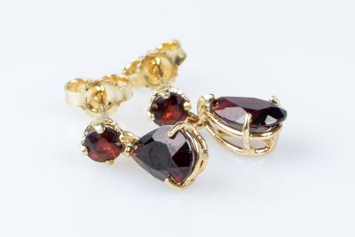 Boucles d'oreilles grenat en or jaune 18 carats 2