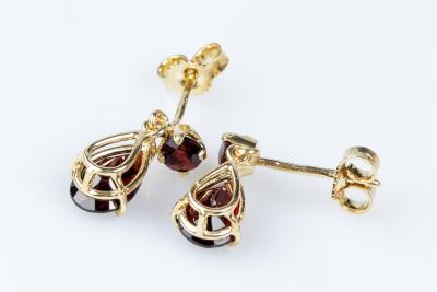 Boucles d'oreilles grenat en or jaune 18 carats 2