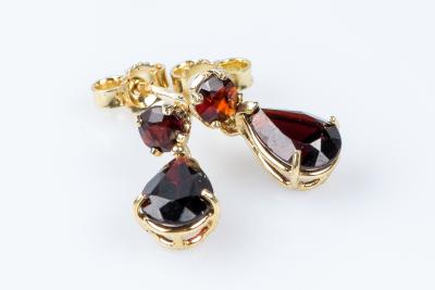 Boucles d'oreilles grenat en or jaune 18 carats 2