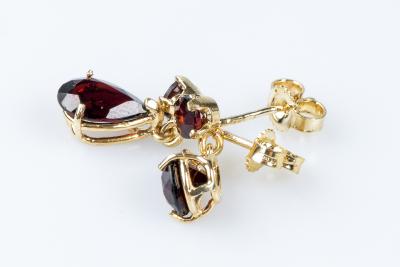 Boucles d'oreilles grenat en or jaune 18 carats 2