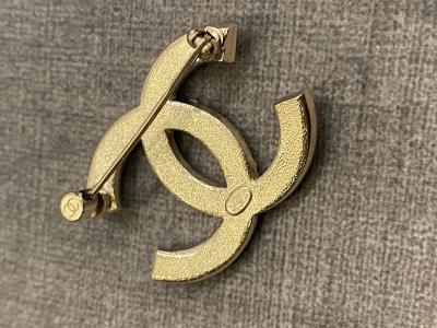 Chanel Broche CC 2