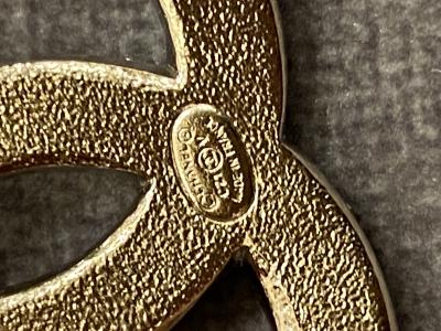 Chanel Broche CC 2