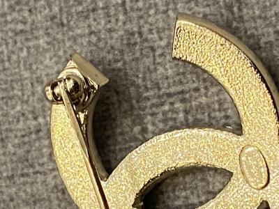 Chanel Broche CC 2