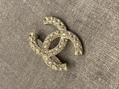 Chanel Broche CC 2