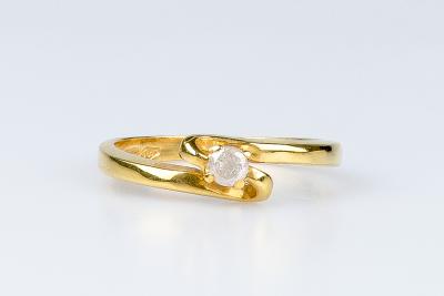 Bague solitaire en or jaune 18 carats 2