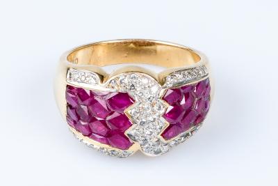 Bague rubis diamant en or jaune 18 carats ornée de 48 diamants et 28 rubis 2