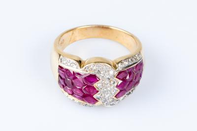 Bague rubis diamant en or jaune 18 carats ornée de 48 diamants et 28 rubis 2