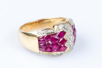Bague rubis diamant en or jaune 18 carats ornée de 48 diamants et 28 rubis 2
