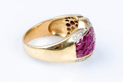 Bague rubis diamant en or jaune 18 carats ornée de 48 diamants et 28 rubis 2